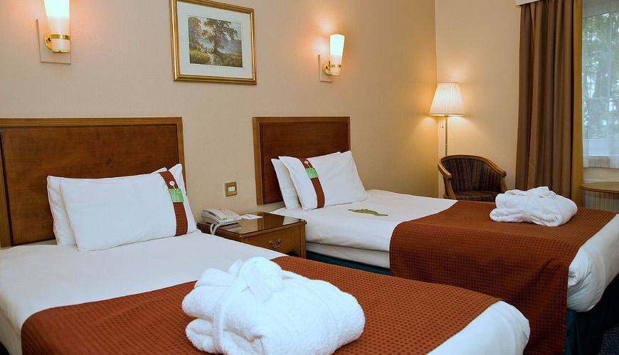 Holiday Inn Corby Twin Bedroom